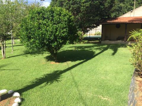 (VENDA )04 quartos(sendo 04 suítes), banheiro, sala em 02 ambientes c/ lareira, cozinha, área de ser