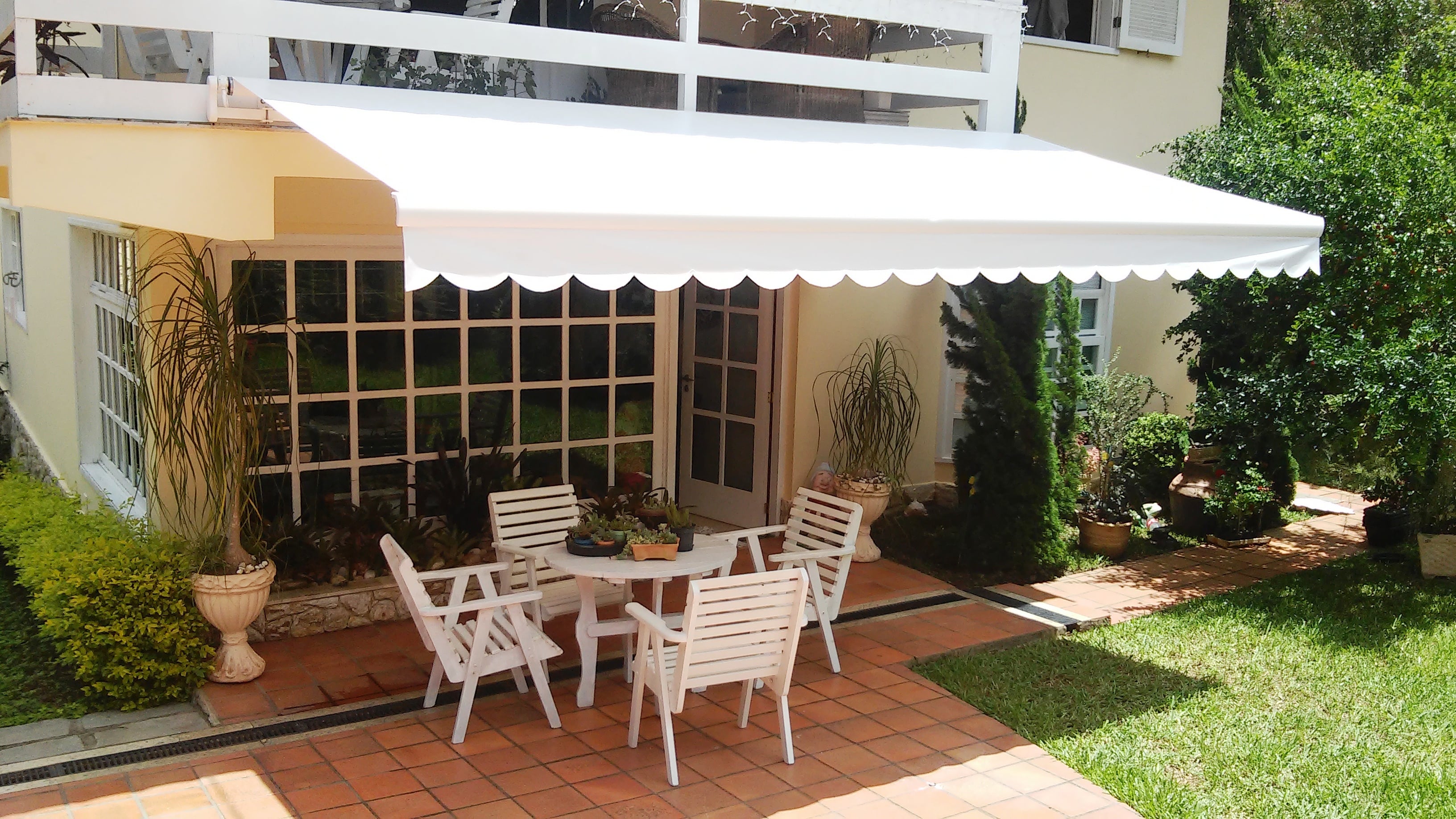 Toldo Articulado - Estrutura em Alumínio/Com pintura eletrostática.